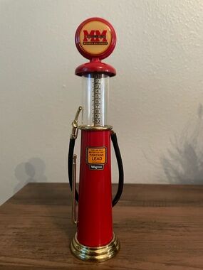 Red Vintage-Style Gas Pump Décor